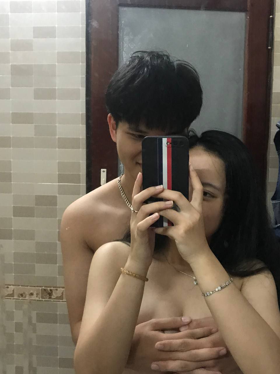 Em kế dẫn cô bạn thân về nhà cùng chơi trò gia đình với anh trai