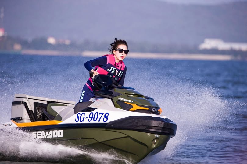 Xịt nước hoa kích dục rồi trả bài bạn của em gái