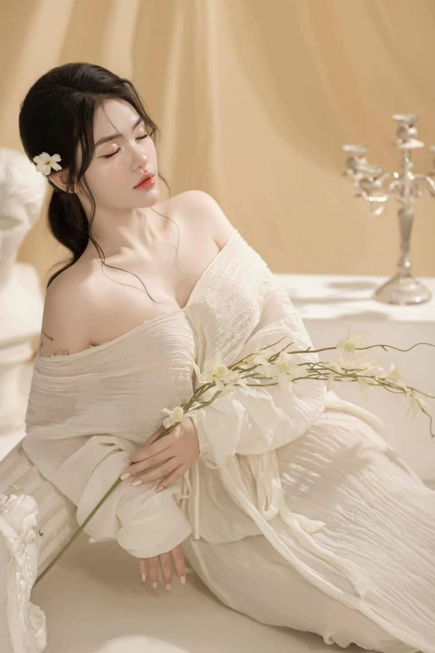 Hai cô bạn thân chán anh xã lên mạng săn hồng hài nhi